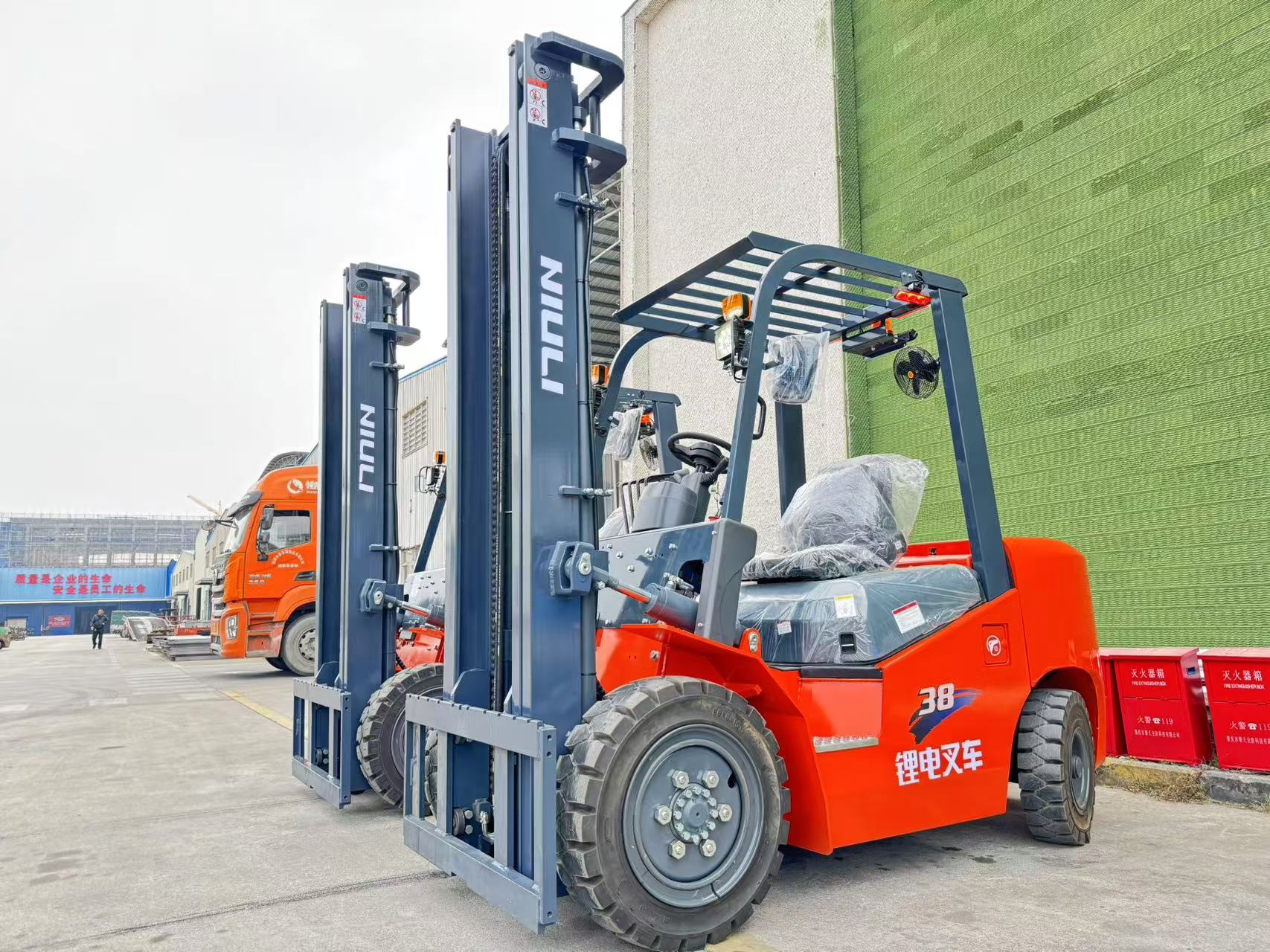 Electric Forklift vs Internal Combustion Forklift: Which is Right for Your Business?