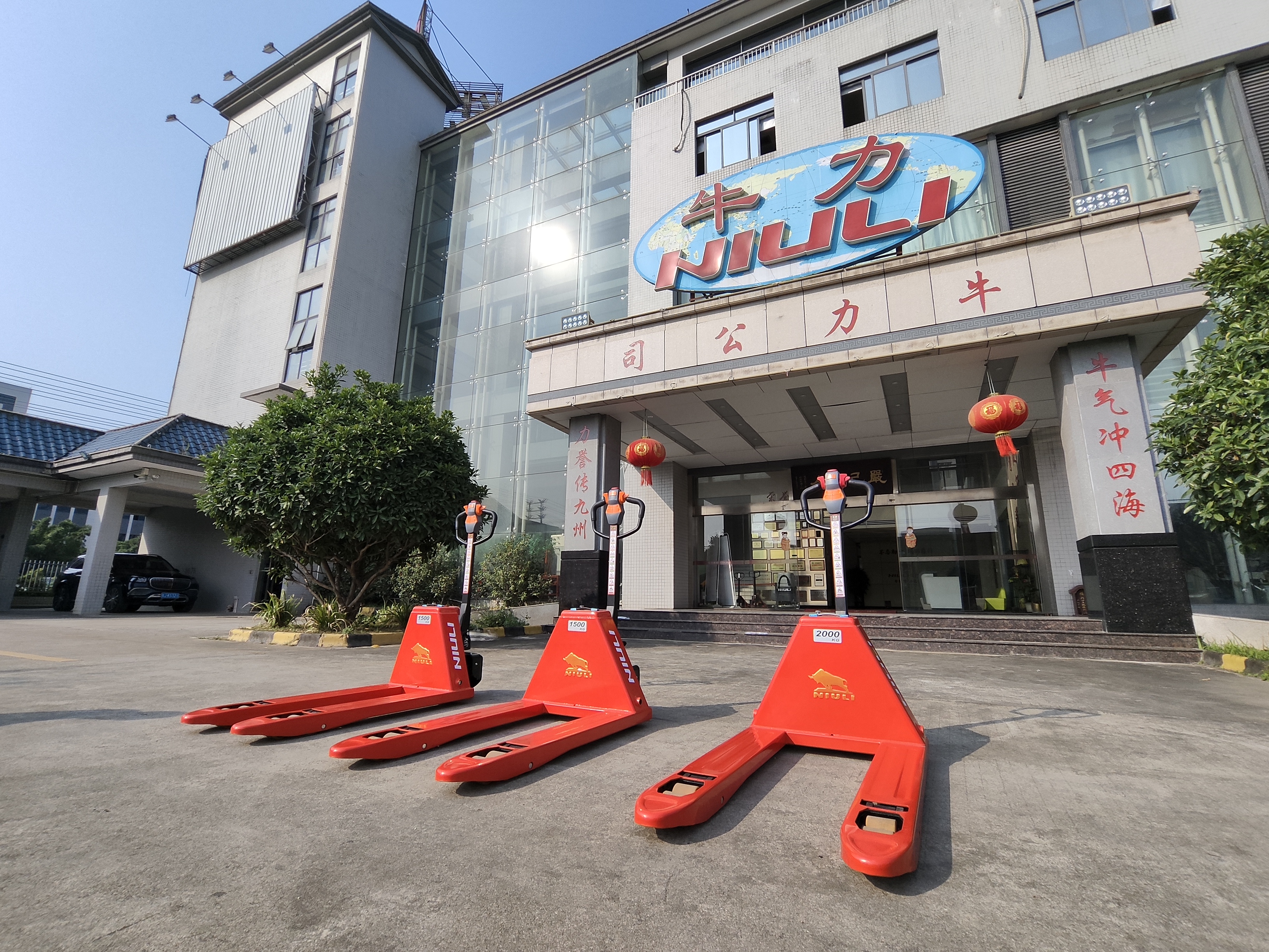 Understanding and Preventing Pallet Truck Accidents at the Workplace
