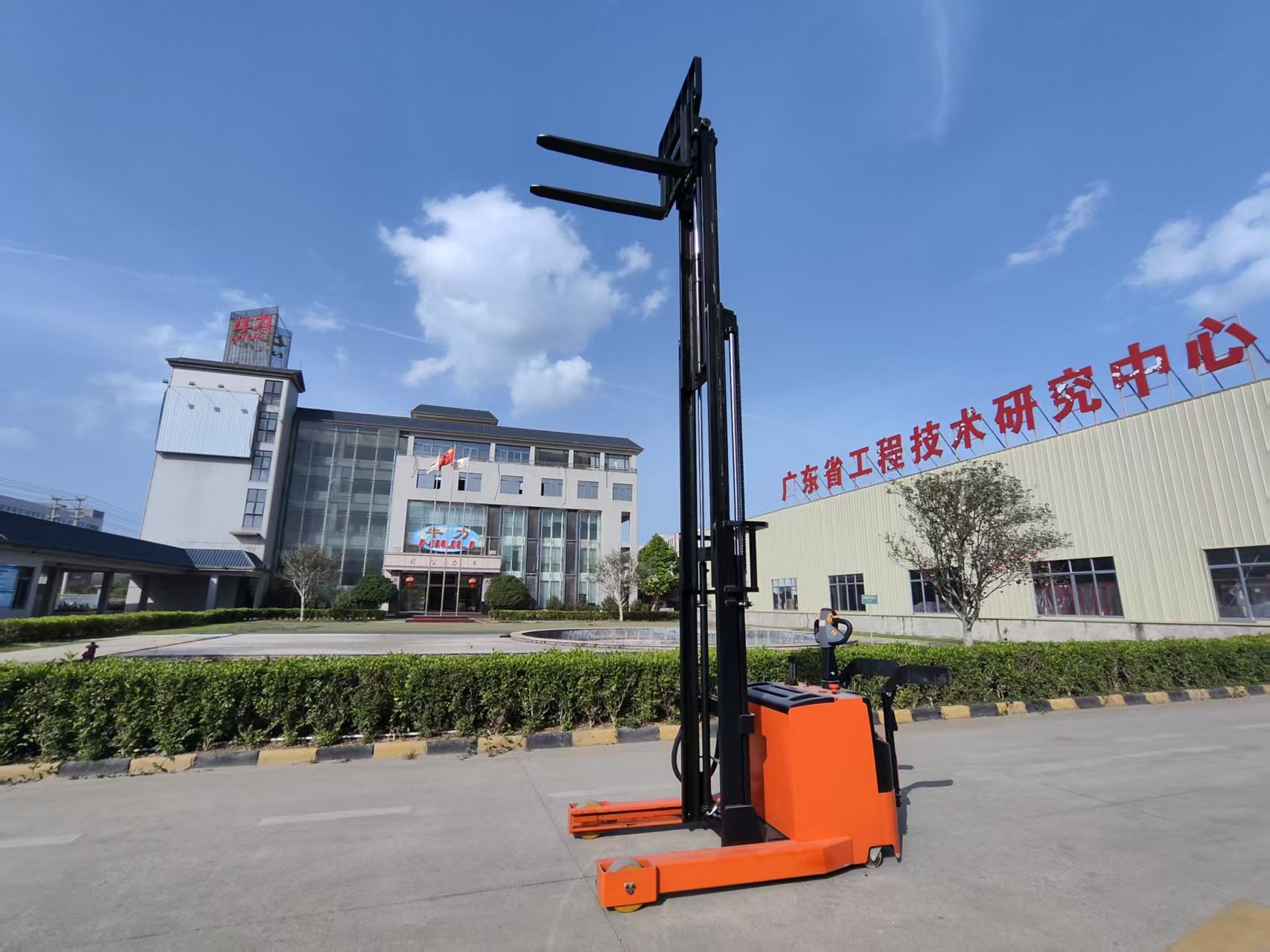 A Comprehensive Guide to the Different Types of Pallet Stackers