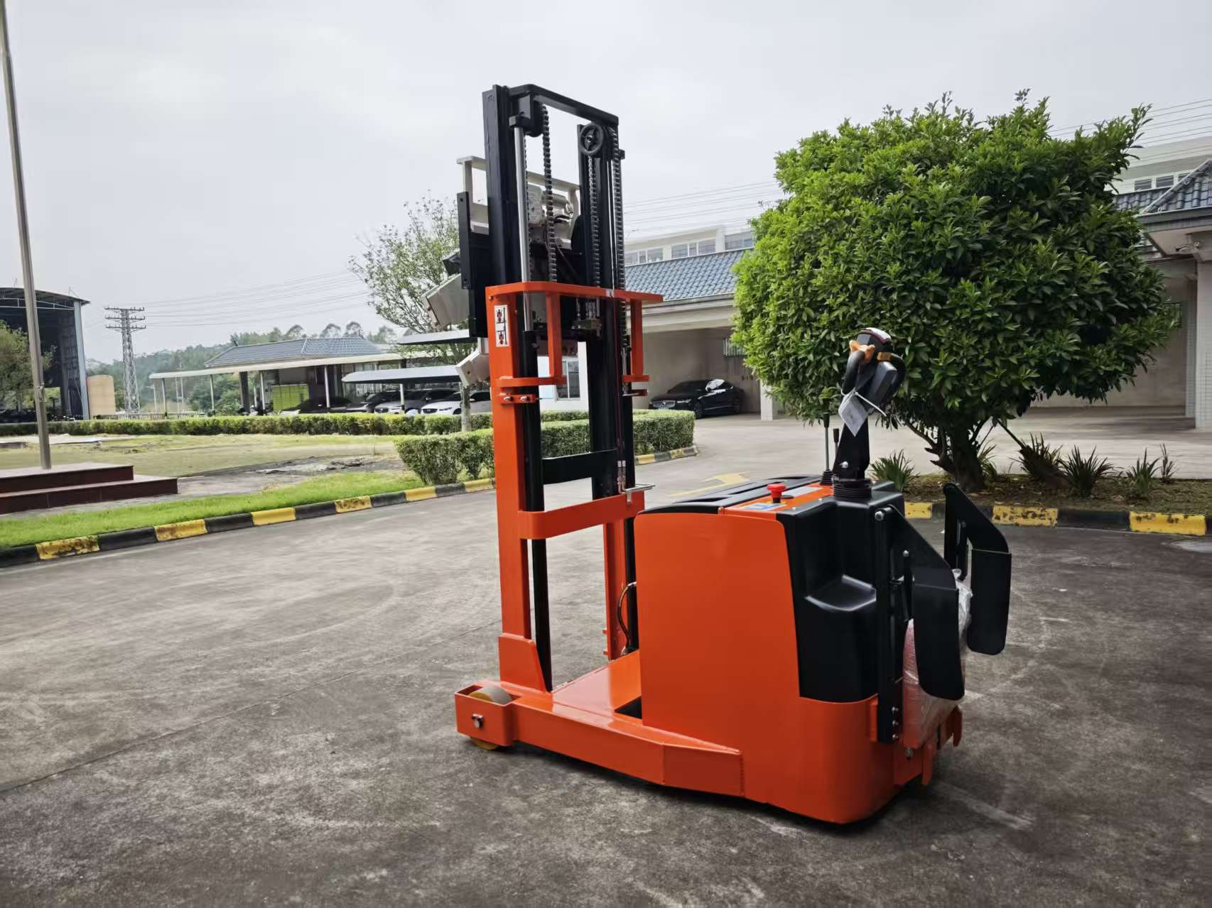 How To Drive A Reach Truck Forklift？