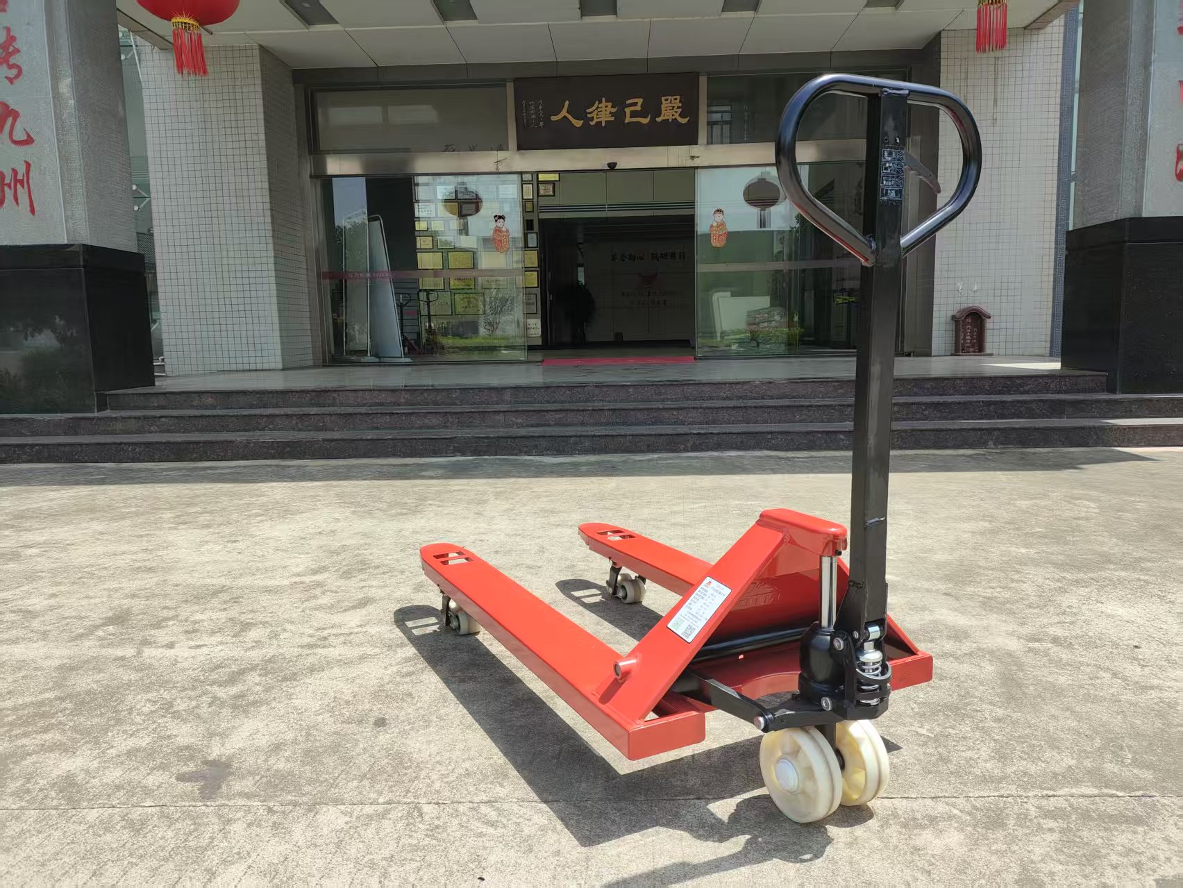 The Future of Material Handling With Automation in Pallet Trucks