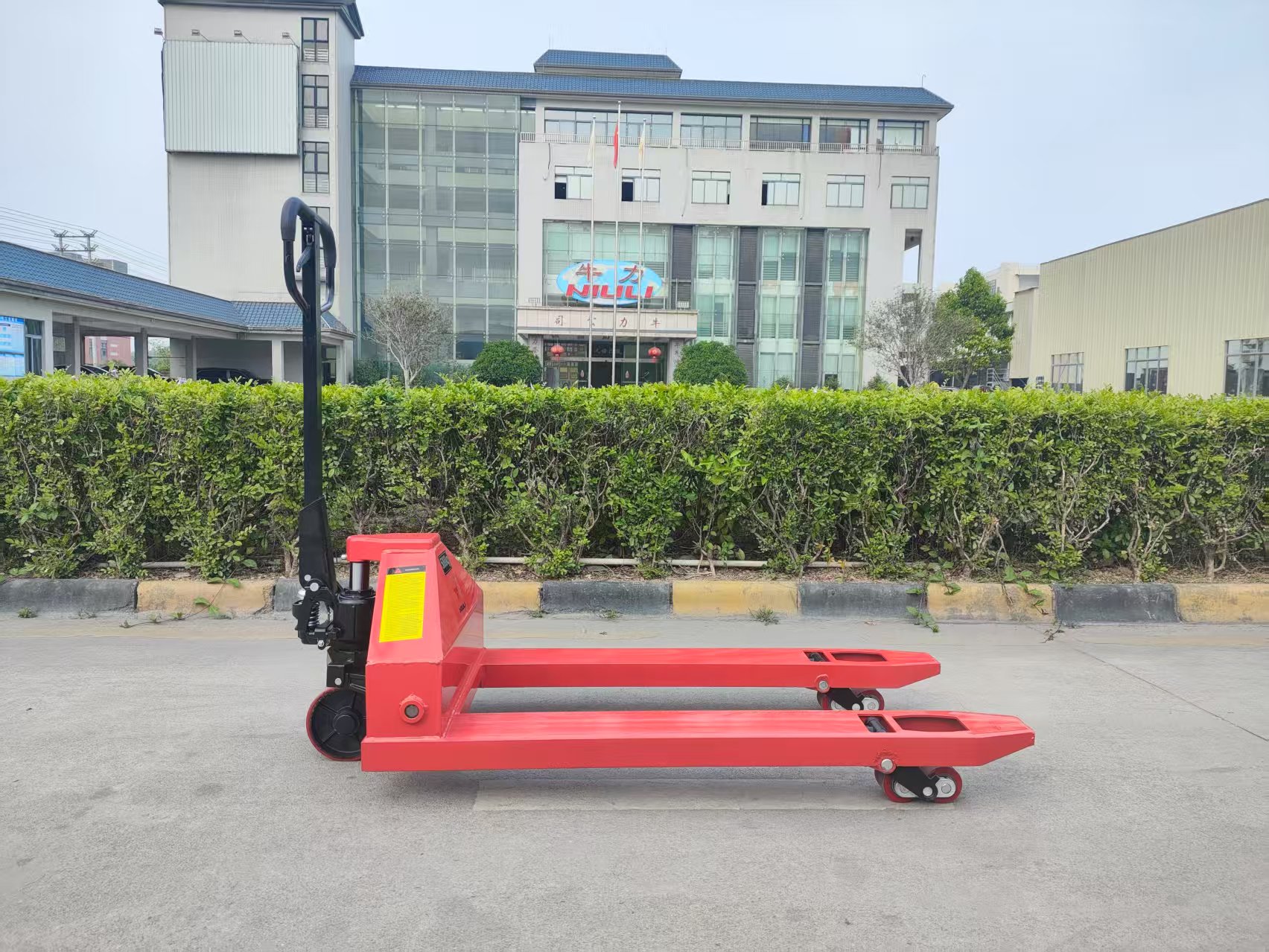 A Complete Guide to the Different Types of Pallet Trucks