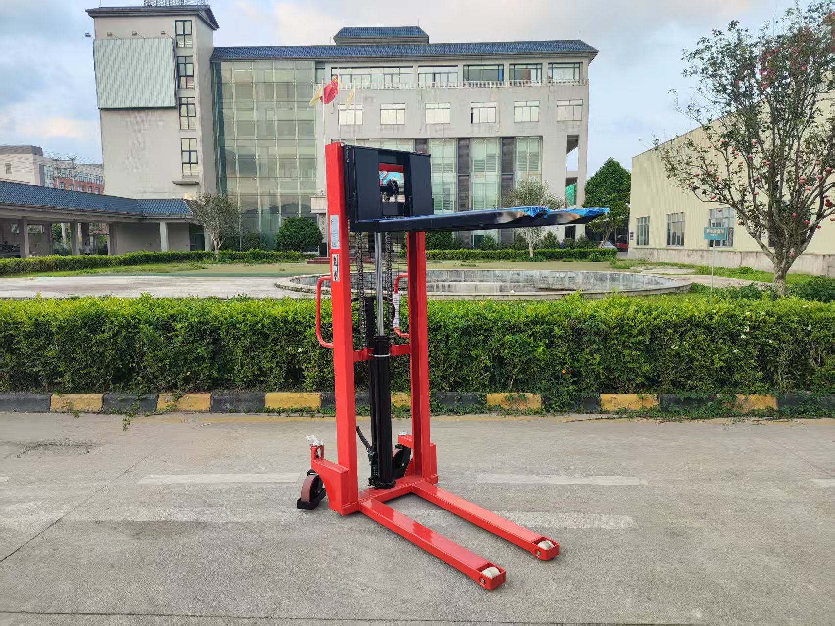 Application of Automation Technology in Pallet Stackers 