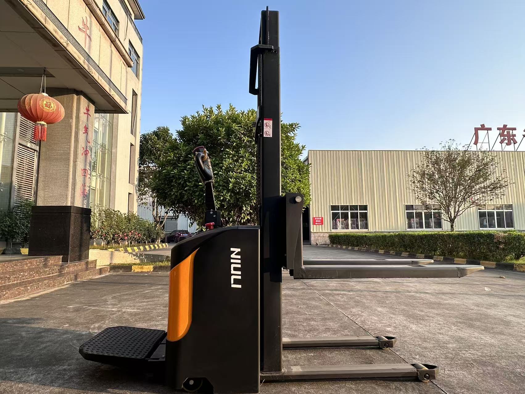 מהו השם הנפוץ למשאית הישג יד?