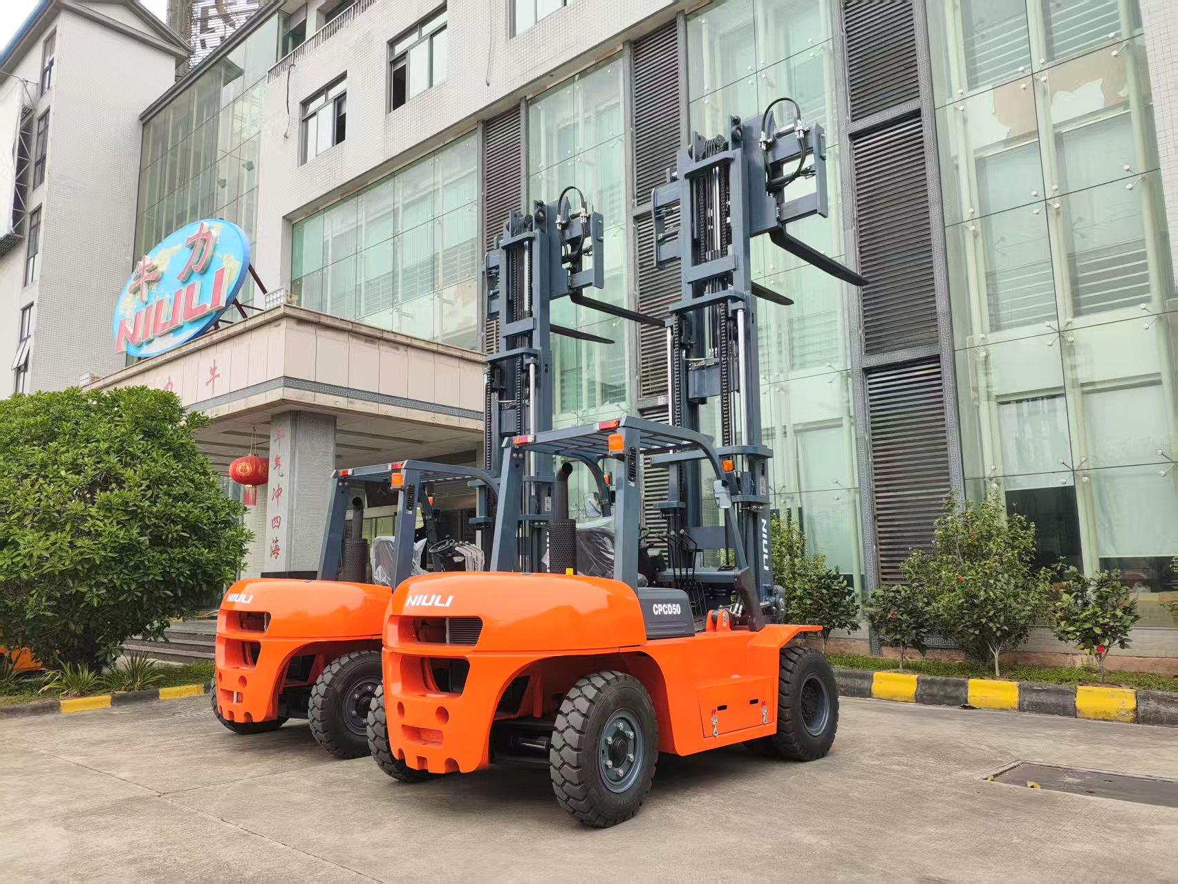The Rise of Green Forklifts: Powering the Future of Warehousing