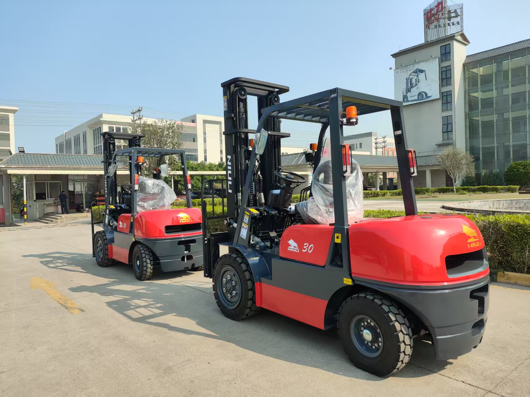The Environmental Impact of Forklifts and Sustainable Solutions