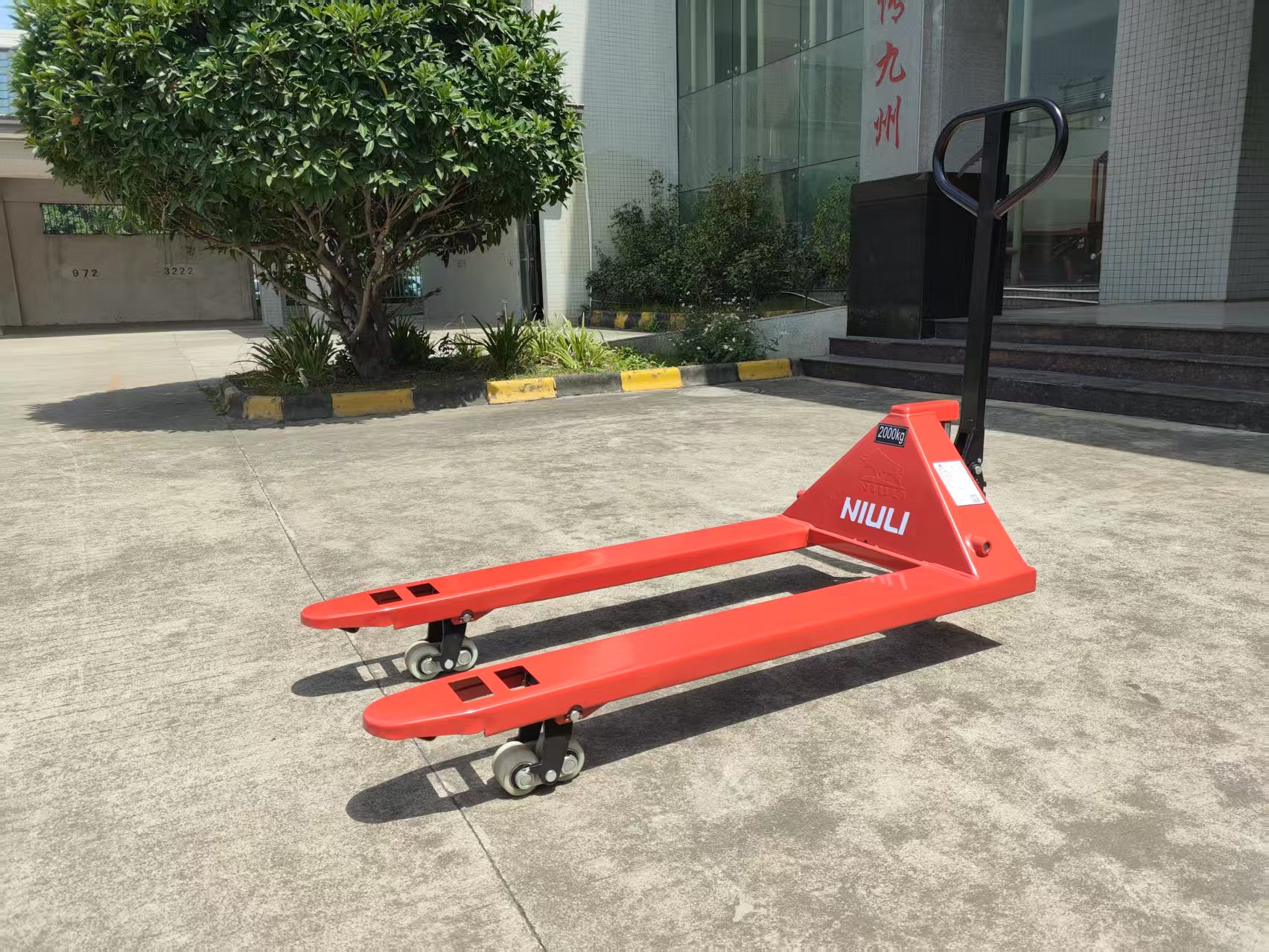 Comparison between Pallet Trucks And Forklifts