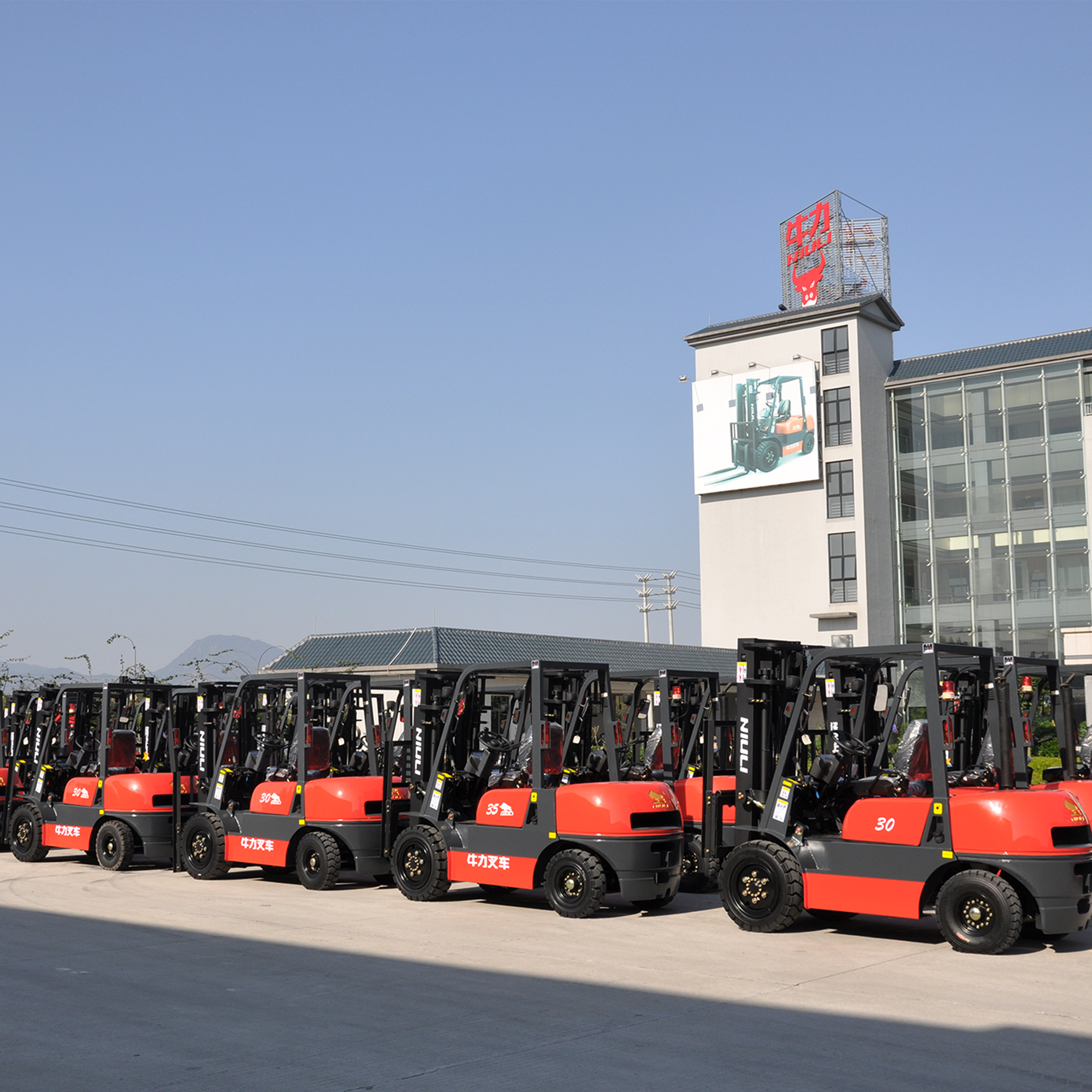 Revolutionizing Warehouses and Construction Sites with Electric Forklifts, Reach Trucks, and Rough Terrain Forklift Trucks