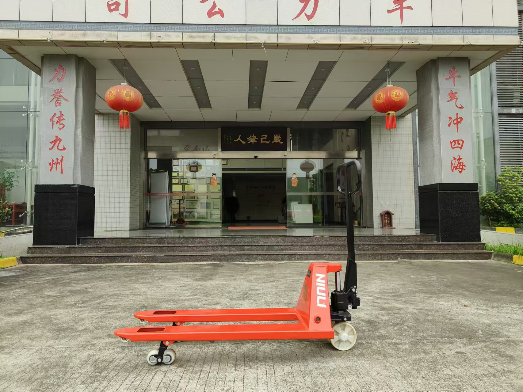How to Optimize the Use of Pallet Trucks?
