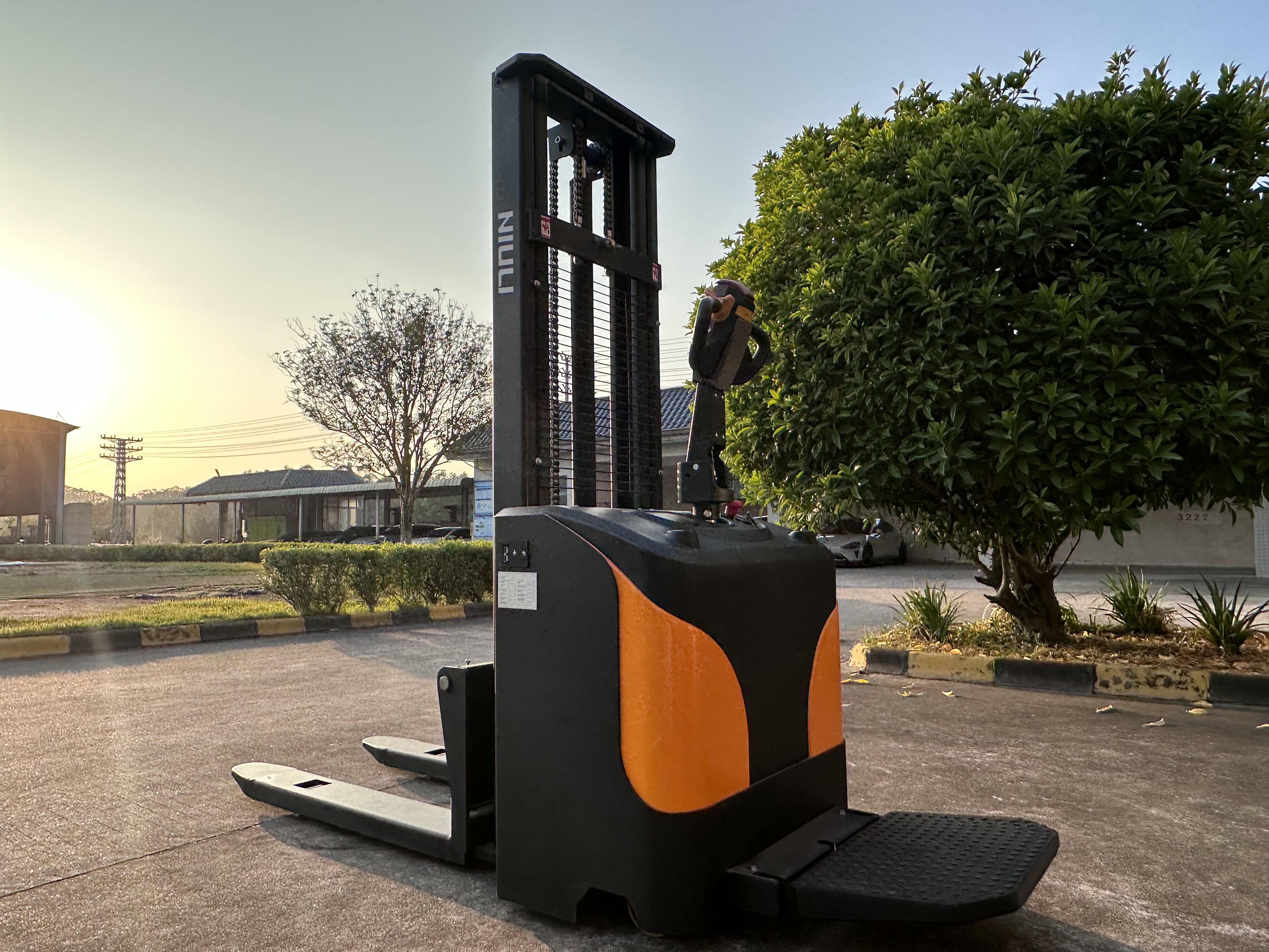 What Is a Stand Up Reach Truck？