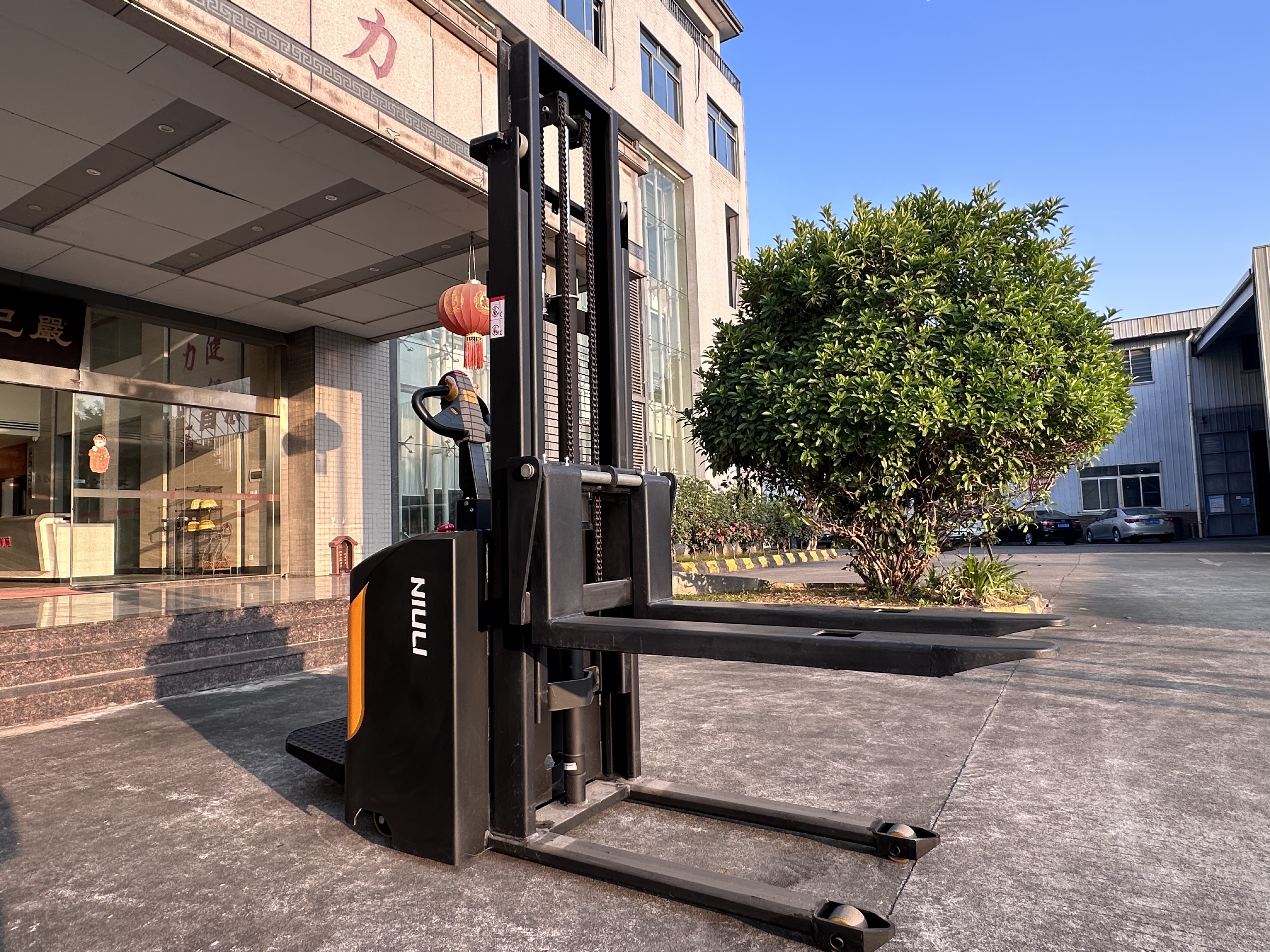 What Is The Difference between Stacker And Reach Truck？