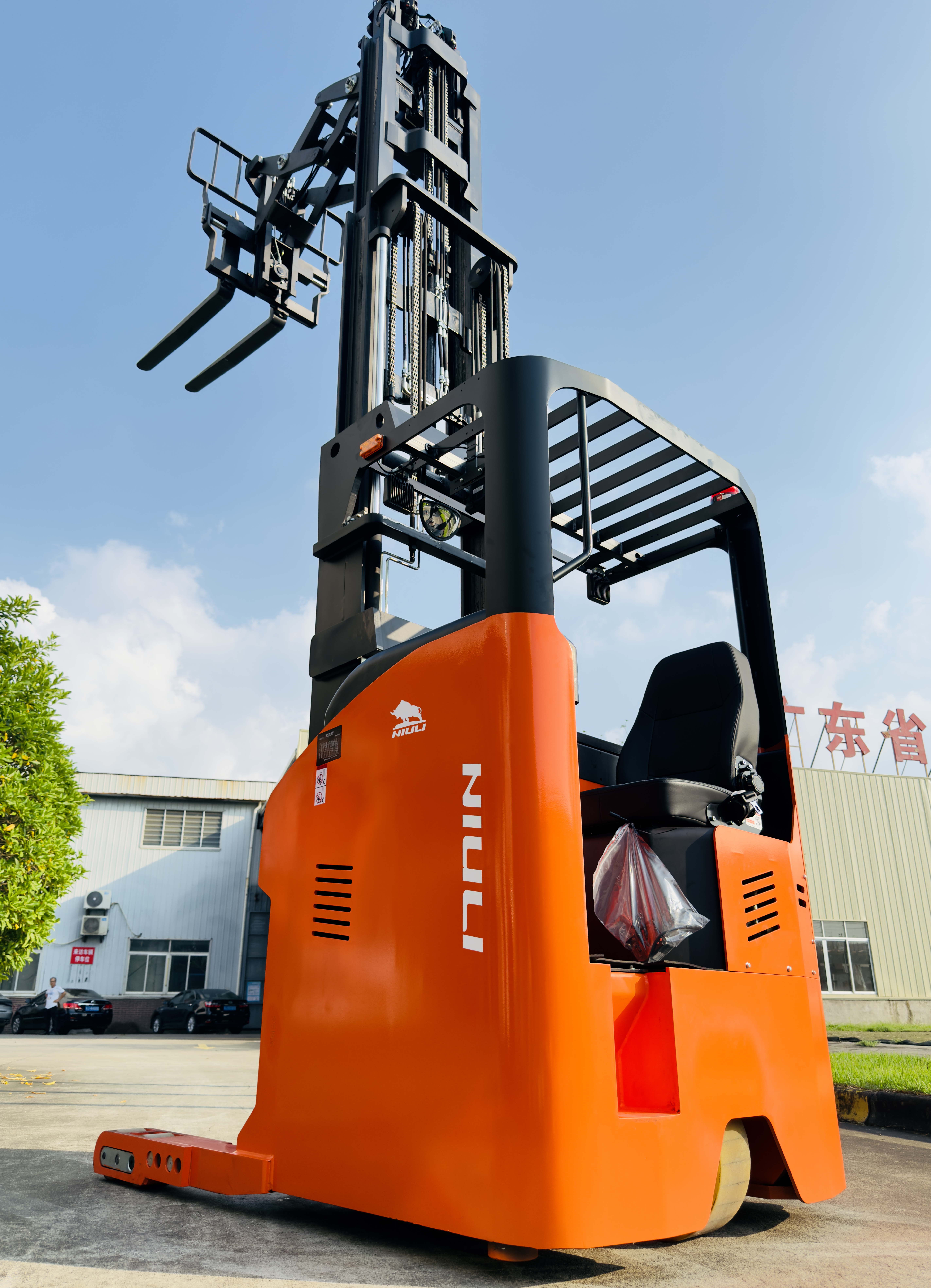What is a Reach Truck? Your Complete Guide to Warehouse Efficiency
