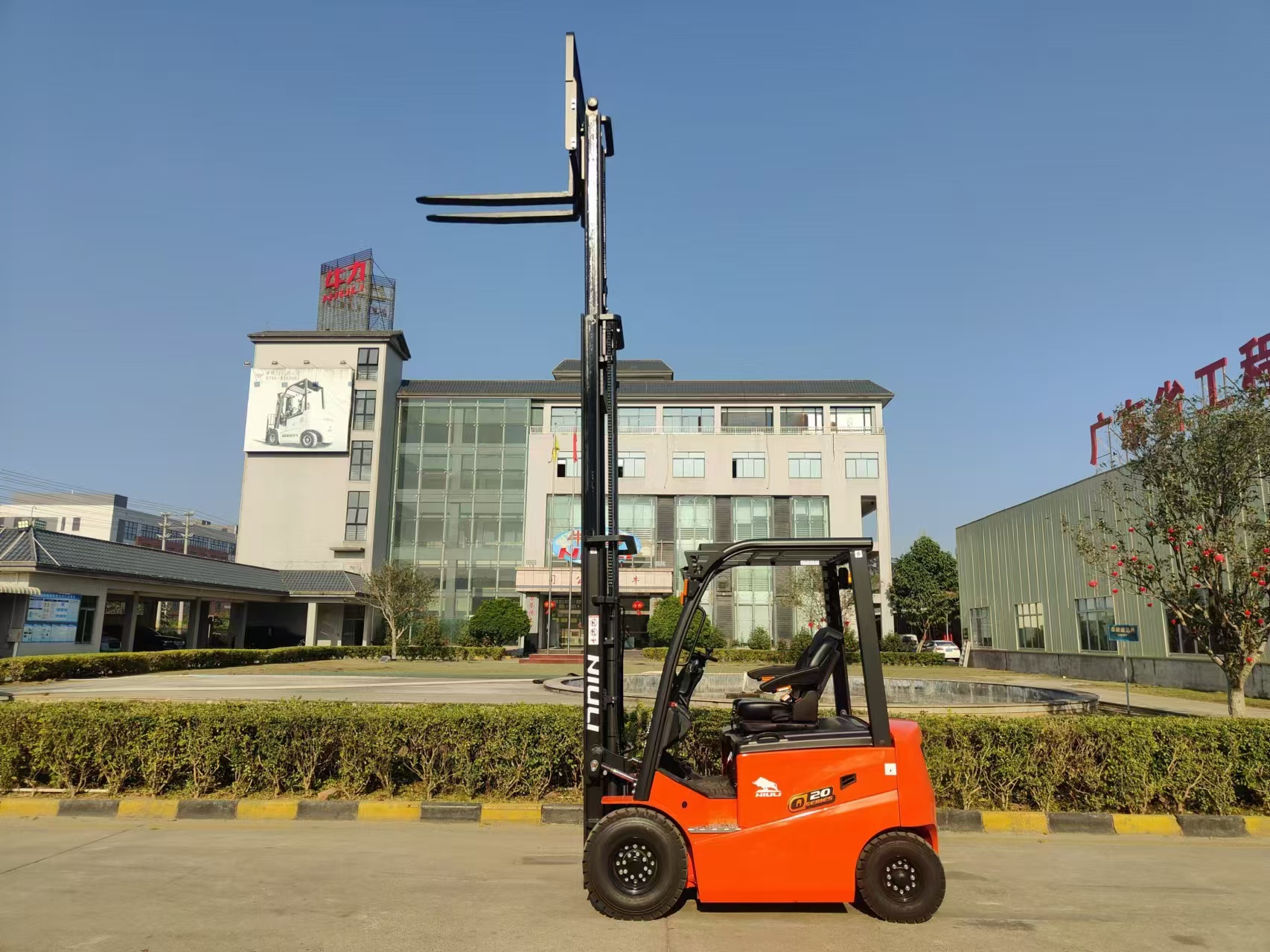 From Warehouses to Construction Sites: How Forklifts Power Industries