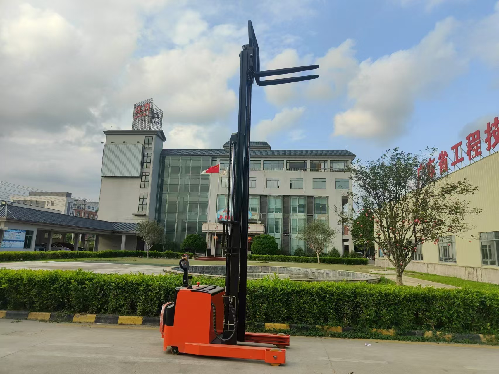 Electric Pallet Stackers: Leading the Green Revolution in Warehousing