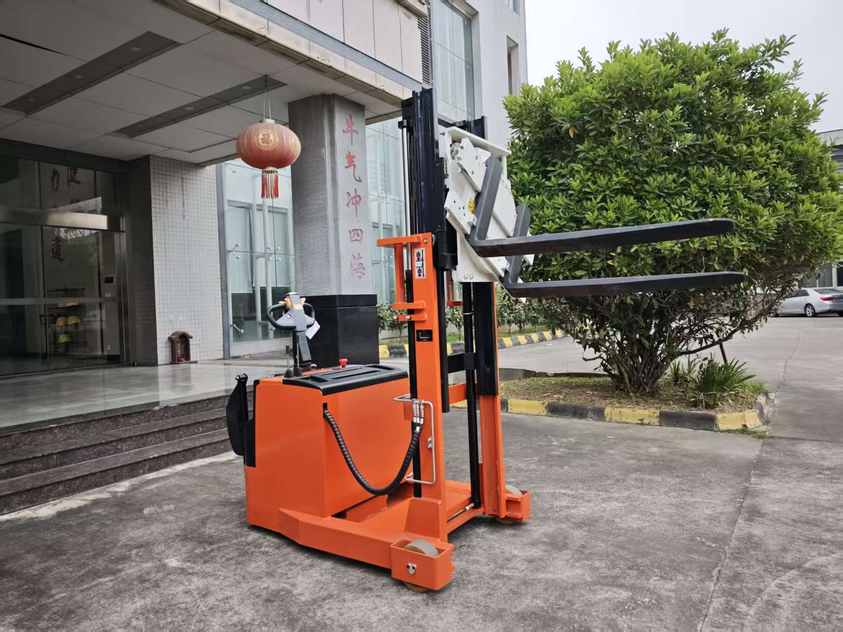 What Is The Difference between A Reach Truck And Forklift？