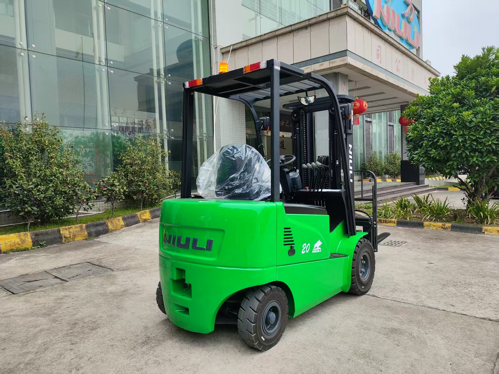 Electric forklift