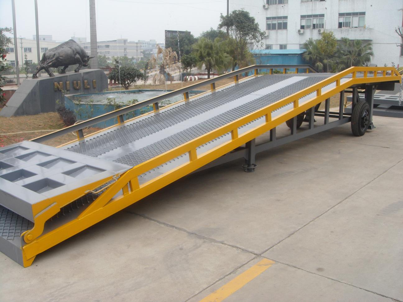 Movable Forklift Vehicles Loading Goods Ramp Hydraulic Yard Ramp for Factory