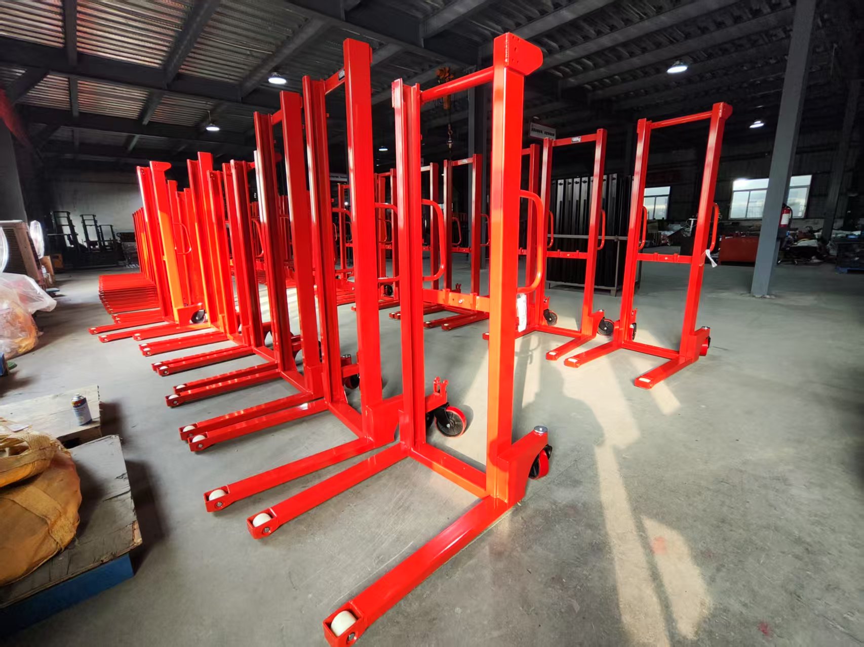 Comparison Between Pallet Stackers and Forklifts: Which One is Right for Your Needs?