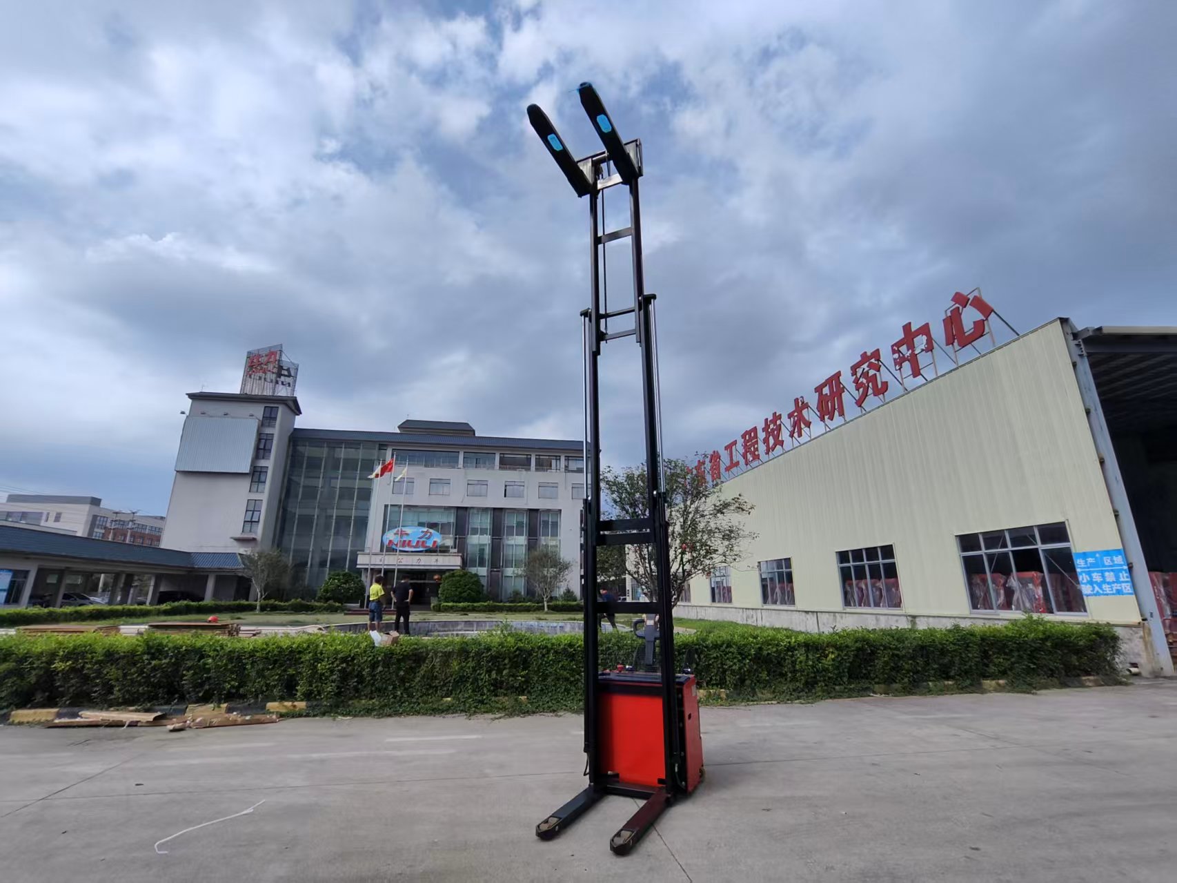 How to Drive a Reach Truck？