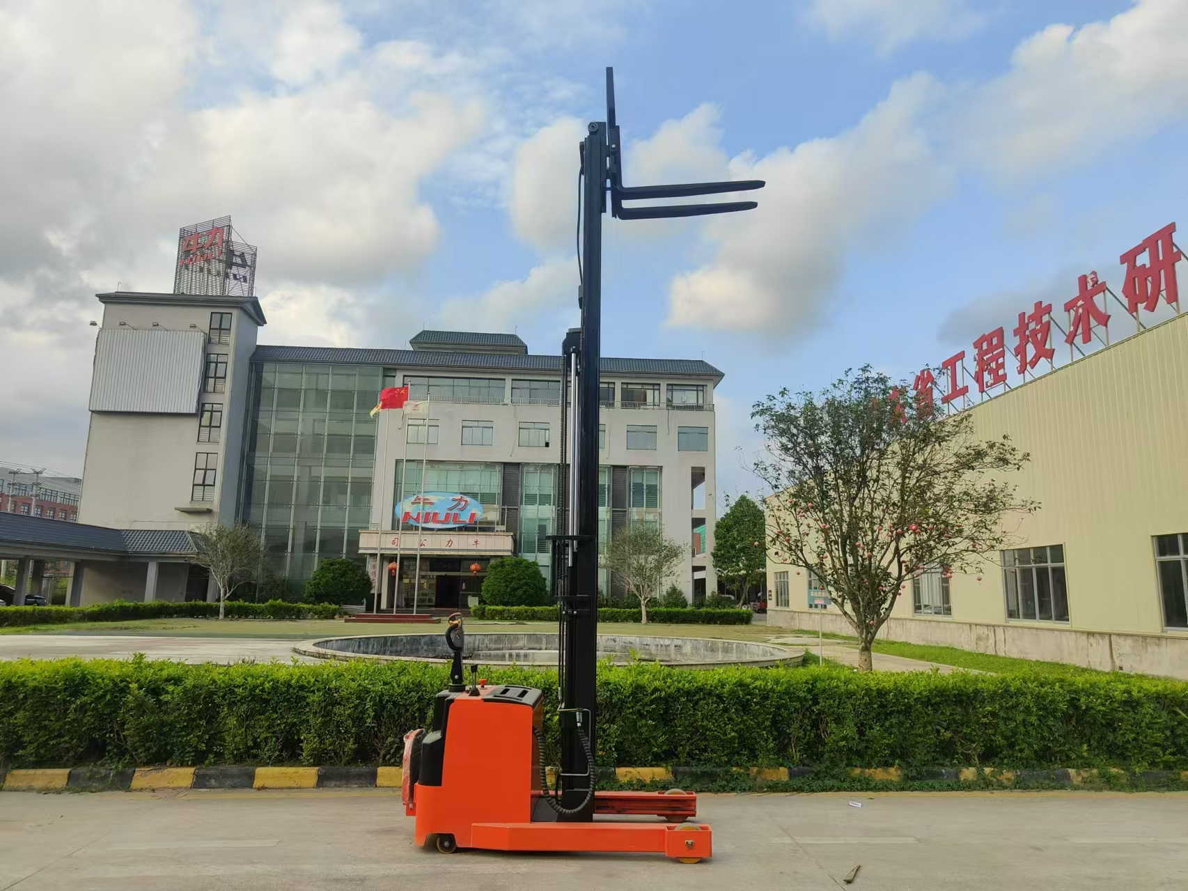 What's The Difference in A Reach Truck in The Forklift？