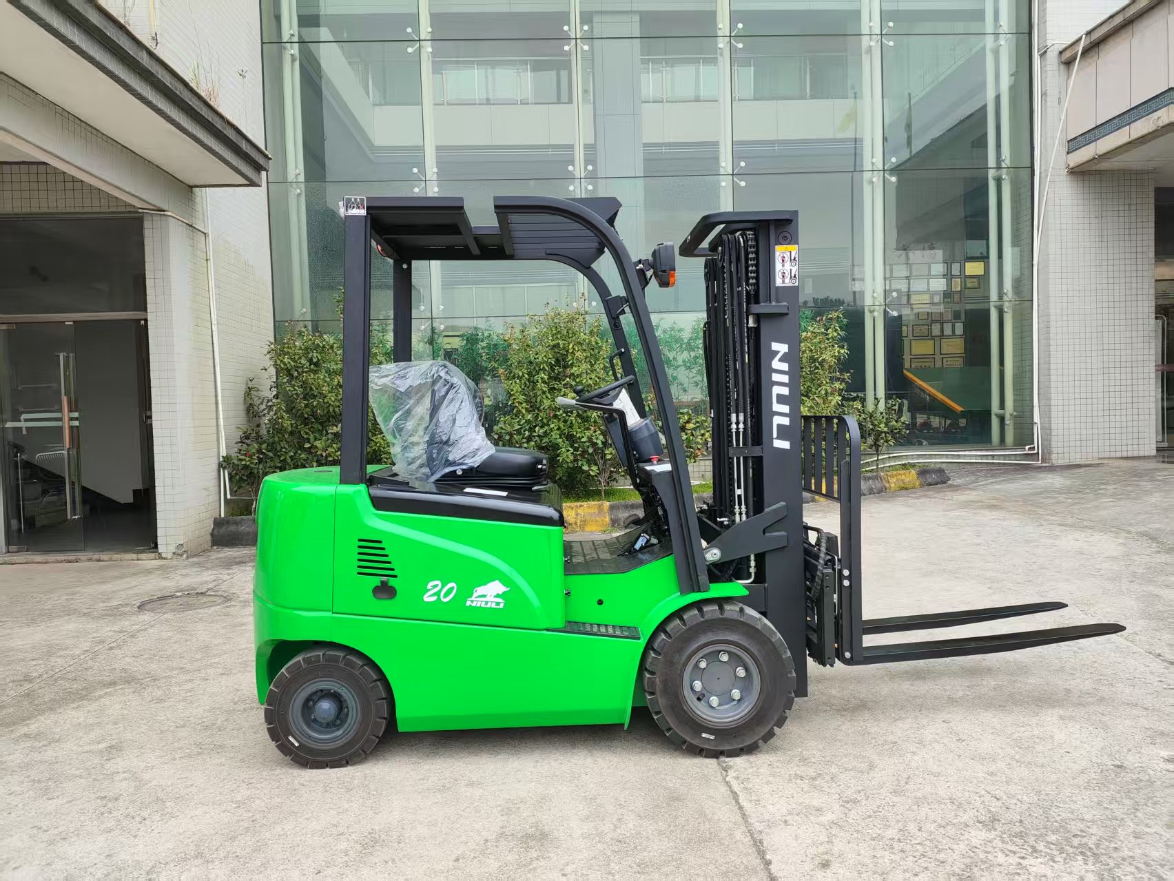 Electric forklifts