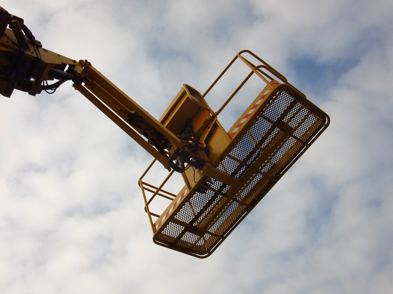 The Versatile Hydraulic Scissor Lift Table