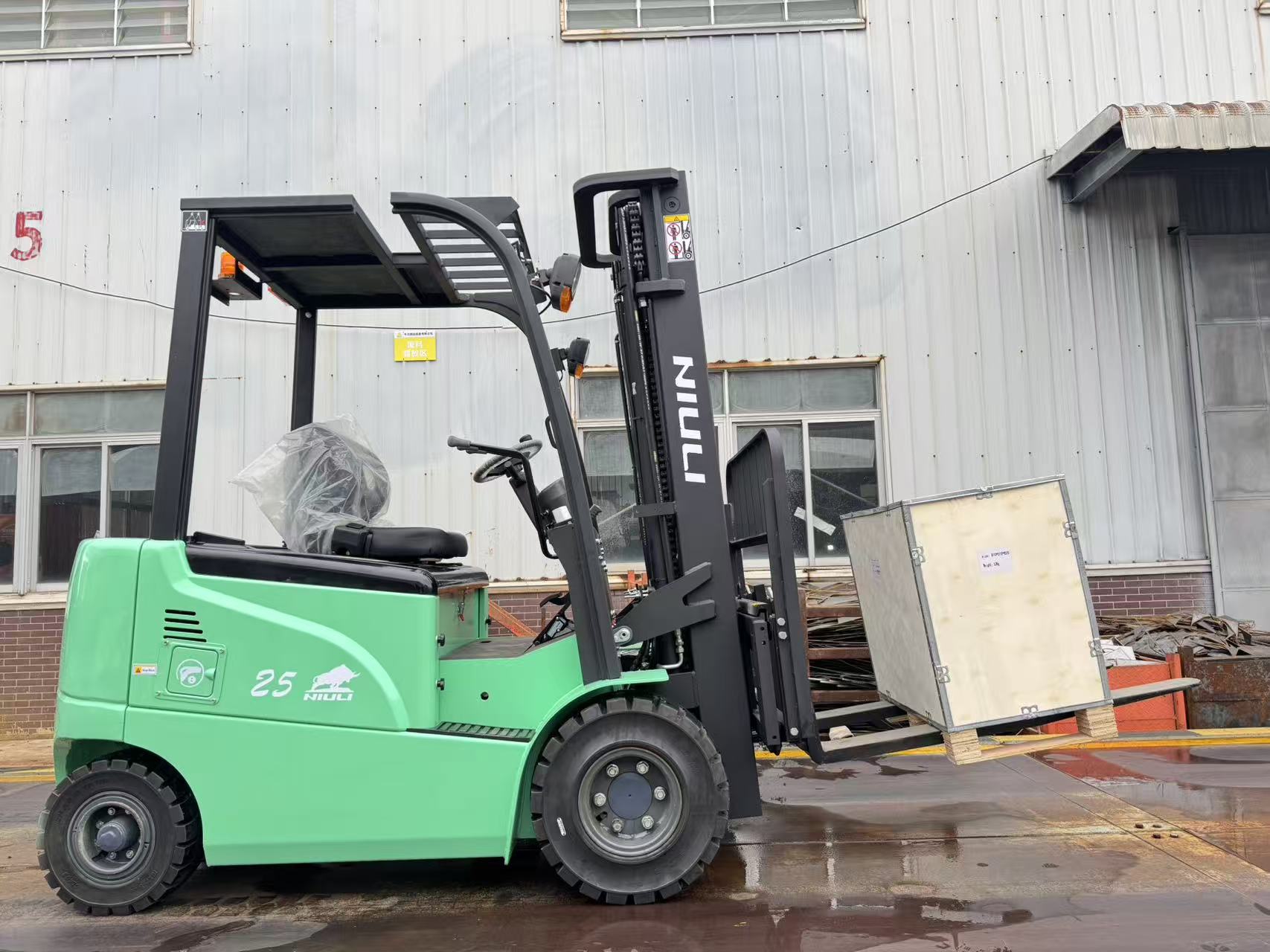 Maximizing Efficiency With a 360 Rotating Forklift