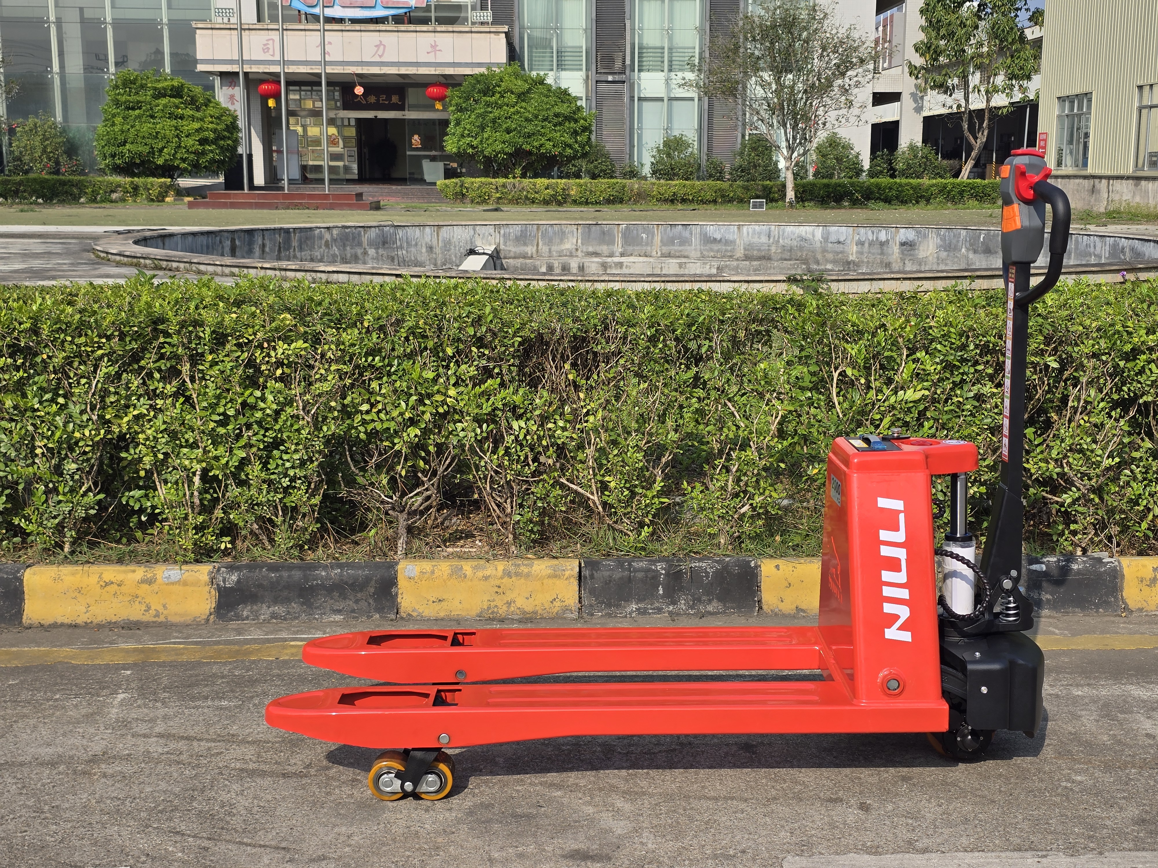 A Pallet Truck Can Lift Higher Than You Might Expect
