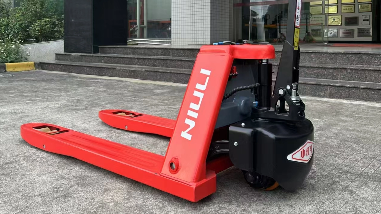 How Should An Operator Move A Pallet Truck？
