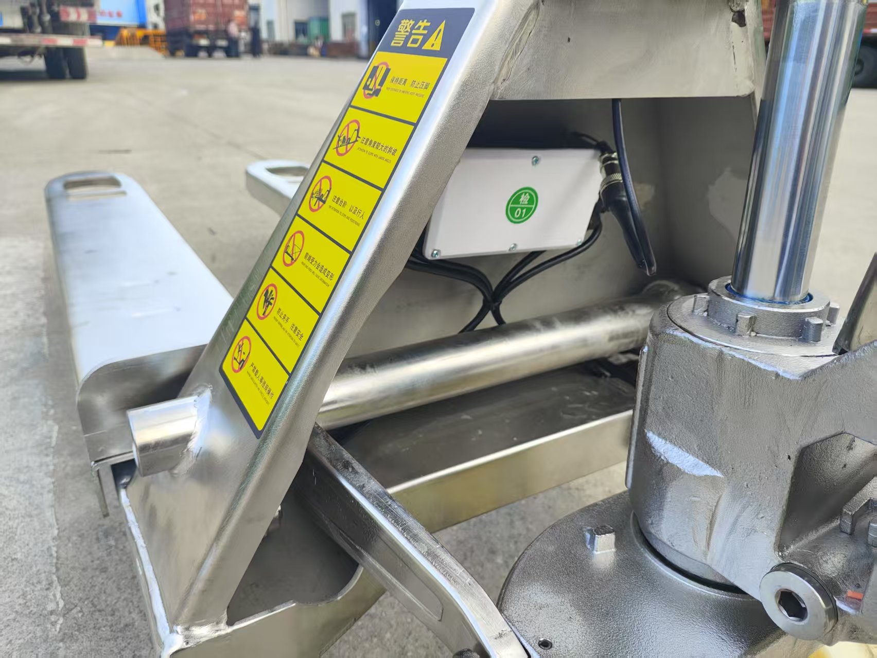 How Does a Pallet Truck Work?