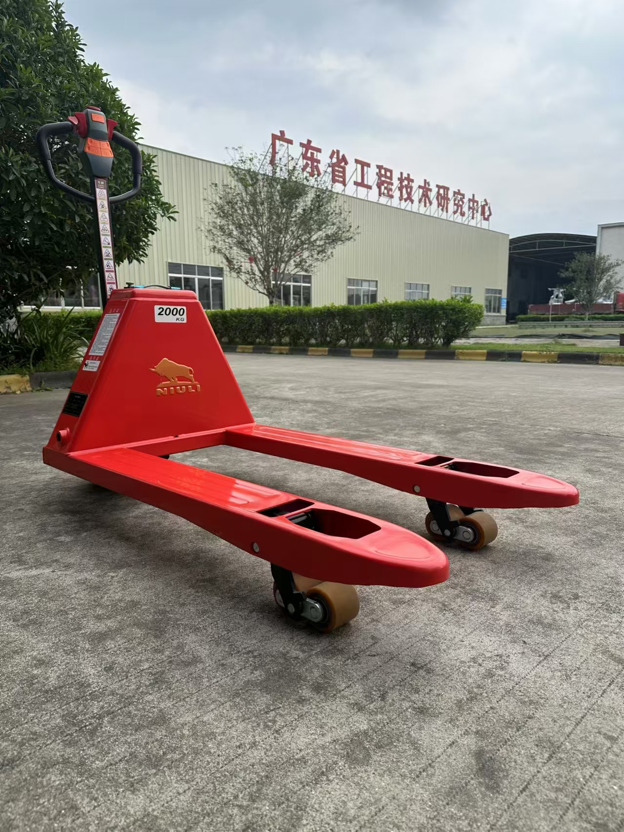 Electric pallet truck