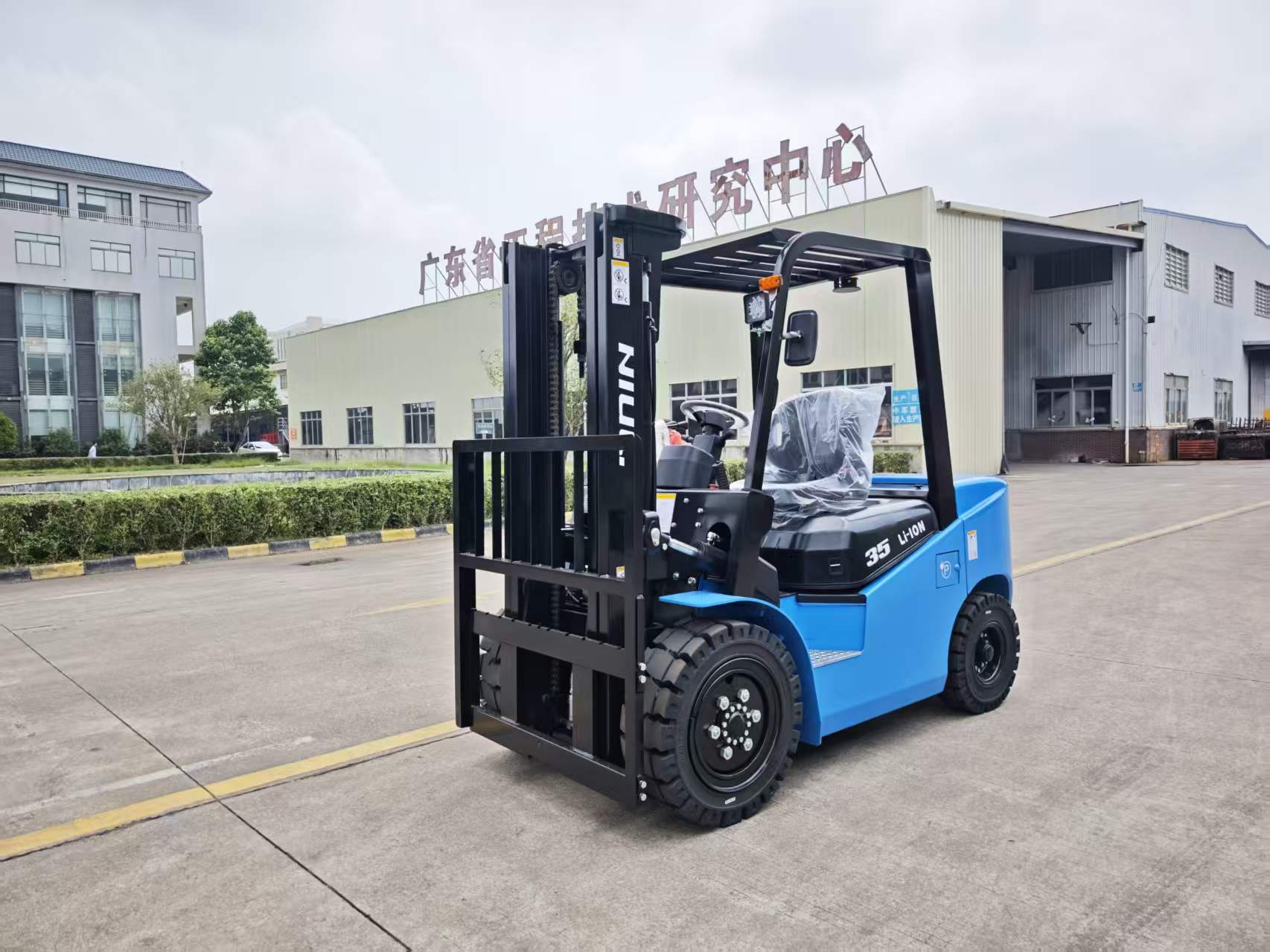 Lithium Battery Forklifts vs. Lead-Acid: Why Cold Storage Operations Are Switching